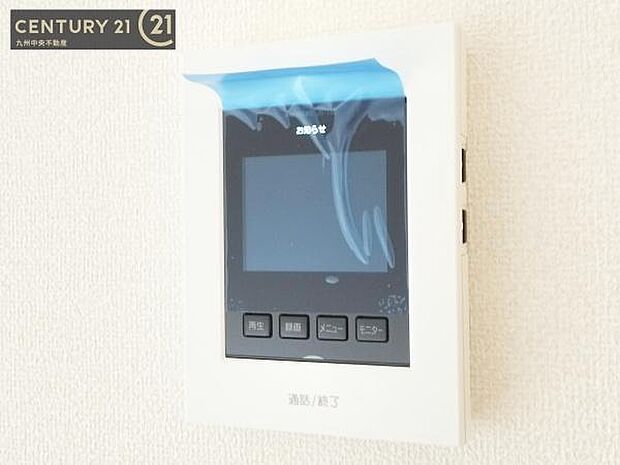 【TVモニターホン】TVモニターホン付きの玄関は、訪問者の顔を見て、応答することができます。センサーライトで、夜の帰宅も明るく照らしてくれます。