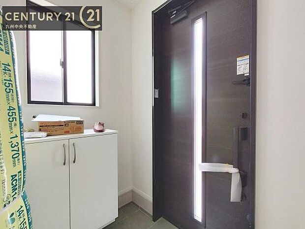 【玄関】玄関をスッキリに見せるために、シューズボックスを設置しました。オシャレは足元から。