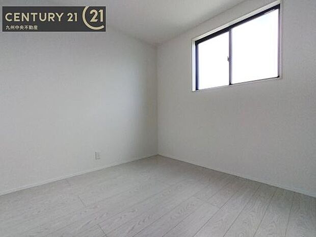 【子供部屋】学習机やベッドの配置がしやすい空間です。