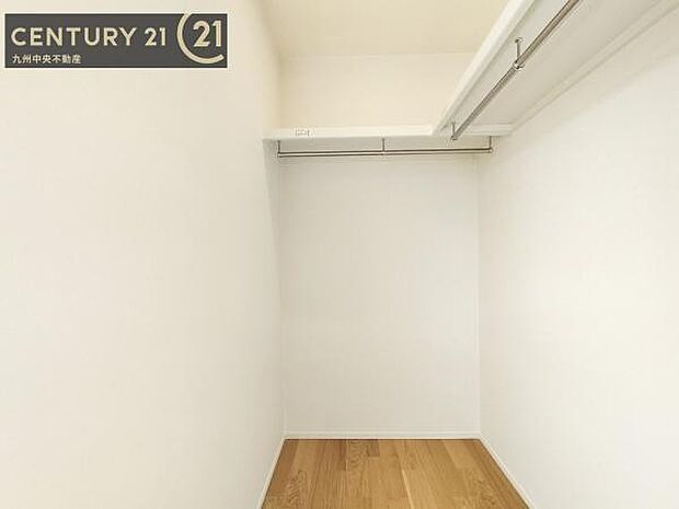 【ウォークインクローゼット】大型収納で片付け安心、生活にゆとりができ、お部屋もスッキリします。