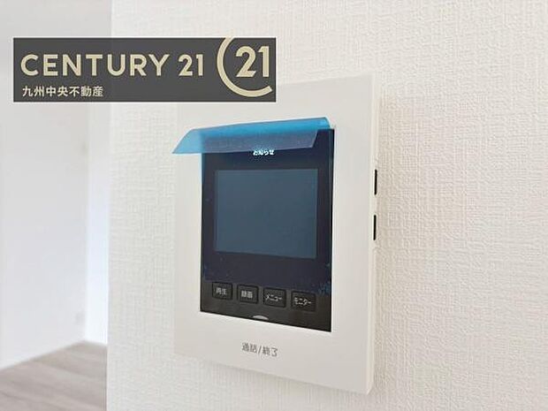【TVモニターホン】TVモニターホン付きの玄関は、訪問者の顔を見て、応答することができます。センサーライトで、夜の帰宅も明るく照らしてくれます。