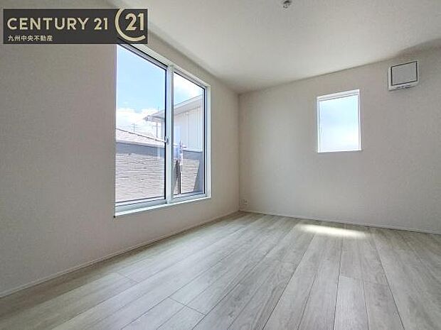 【洋室】2面採光を確保したお部屋。爽やかな風を感じて起きる朝は、快適生活の始まりに。