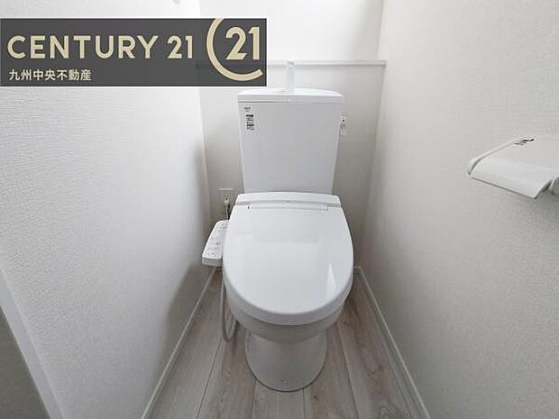 【トイレ】汚れてもサッとひと拭きでお手入れ簡単、エコ仕様の温水洗浄便座付きのトイレです。バリアフリーにも配慮しています。