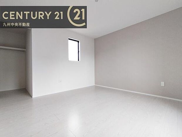 【洋室】開放的なバルコニーに面したお部屋。採光良好な快適空間です。