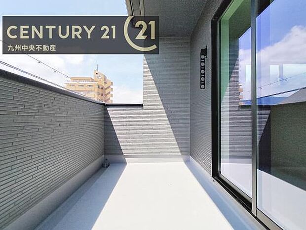 【バルコニー】広々バルコニー。日当たりも良く、洗濯物もよく乾きます。