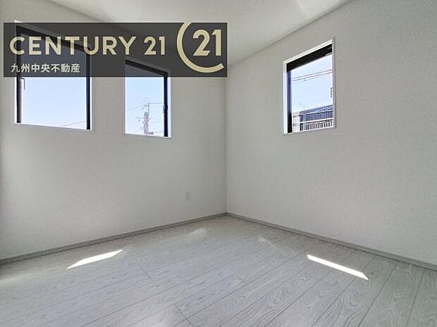 【洋室】2面採光を確保したお部屋。爽やかな風を感じて起きる朝は、快適生活の始まりに。