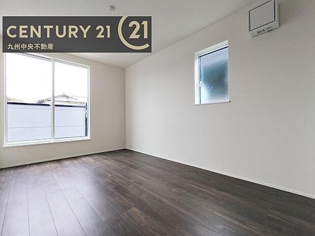 【洋室】開放的なバルコニーに面したお部屋。採光良好な快適空間です。
