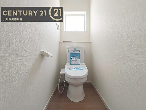 【トイレ】汚れてもサッとひと拭きでお手入れ簡単、エコ仕様の温水洗浄便座付きのトイレです。バリアフリーにも配慮しています。