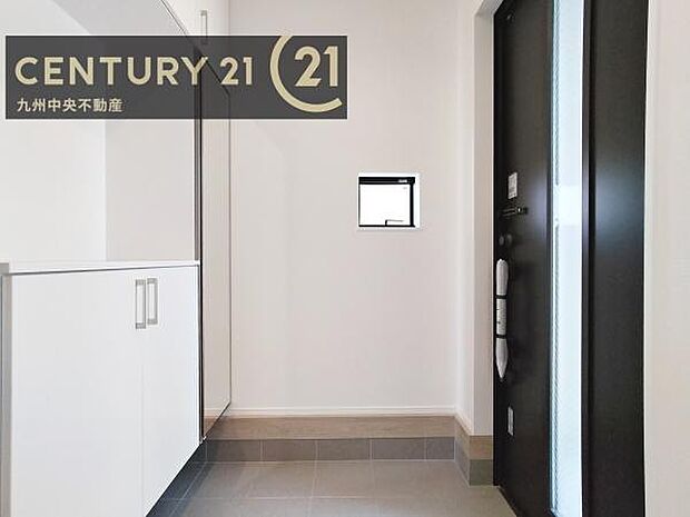 【玄関】玄関をスッキリに見せるために、シューズボックスを設置しました。オシャレは足元から。