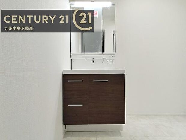 【洗面所】広々とした洗面スペースで朝時間も快適に。鏡の両サイドは、必要なものを取り出しやすく、大きな鏡面で朝の準備もスムーズに。