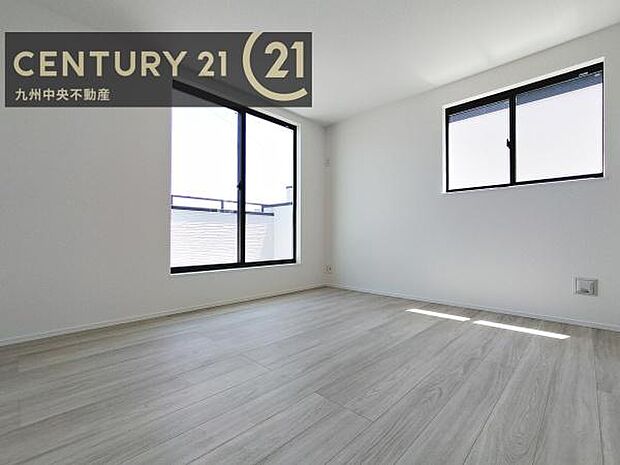 【洋室】開放的なバルコニーに面したお部屋。採光良好な快適空間です。