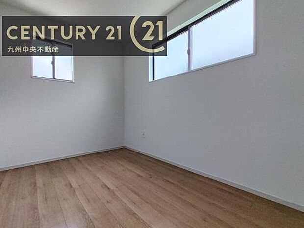【洋室】2面採光を確保したお部屋。爽やかな風を感じて起きる朝は、快適生活の始まりに。