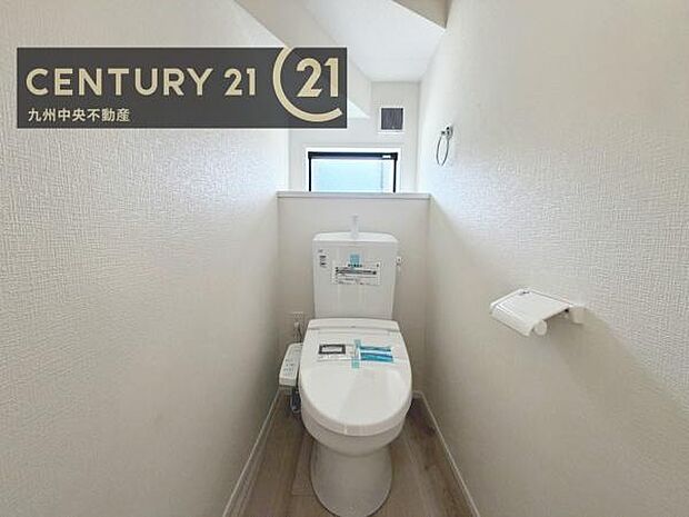 【トイレ】汚れてもサッとひと拭きでお手入れ簡単、エコ仕様の温水洗浄便座付きのトイレです。バリアフリーにも配慮しています。