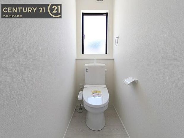 【トイレ】汚れてもサッとひと拭きでお手入れ簡単、エコ仕様の温水洗浄便座付きのトイレです。バリアフリーにも配慮しています。