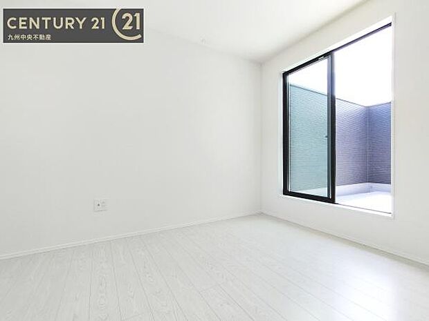 【洋室】開放的なバルコニーに面したお部屋。採光良好な快適空間です。