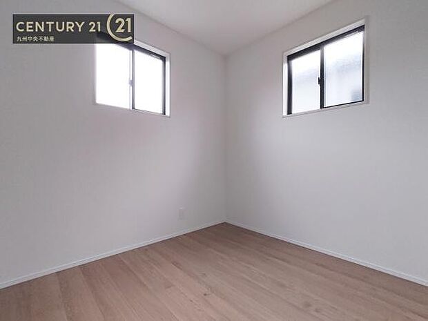 【洋室】2面採光を確保したお部屋。爽やかな風を感じて起きる朝は、快適生活の始まりに。