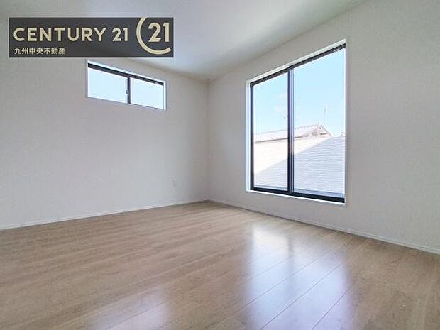 【洋室】2面採光を確保したお部屋。爽やかな風を感じて起きる朝は、快適生活の始まりに。