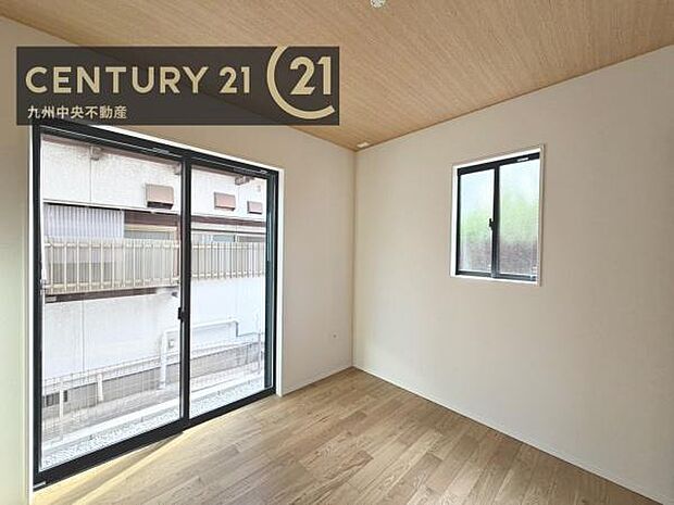 【洋室】2面採光を確保したお部屋。爽やかな風を感じて起きる朝は、快適生活の始まりに。