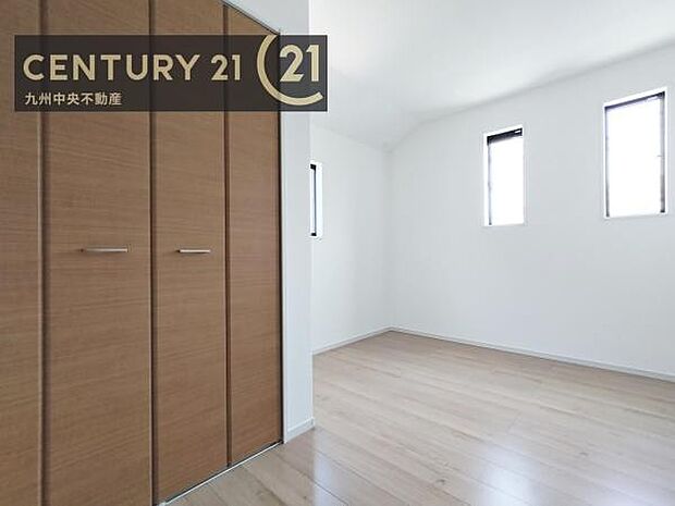 【洋室】2面採光を確保したお部屋。爽やかな風を感じて起きる朝は、快適生活の始まりに。