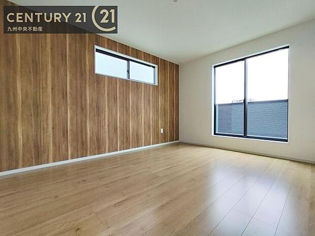 【洋室】開放的なバルコニーに面したお部屋。採光良好な快適空間です。