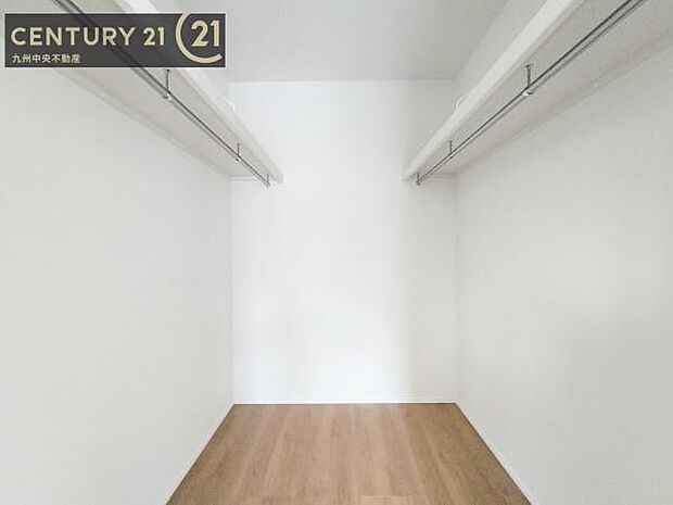 【ウォークインクローゼット】大型収納で片付け安心、生活にゆとりができ、お部屋もスッキリします。