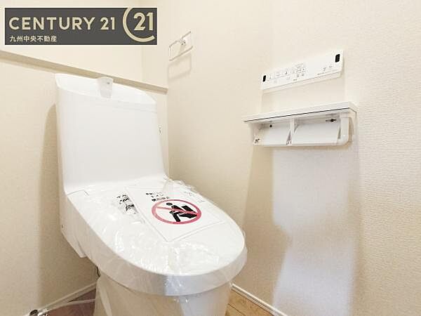 【トイレ】汚れてもサッとひと拭きでお手入れ簡単、エコ仕様の温水洗浄便座付きのトイレです。バリアフリーにも配慮しています。
