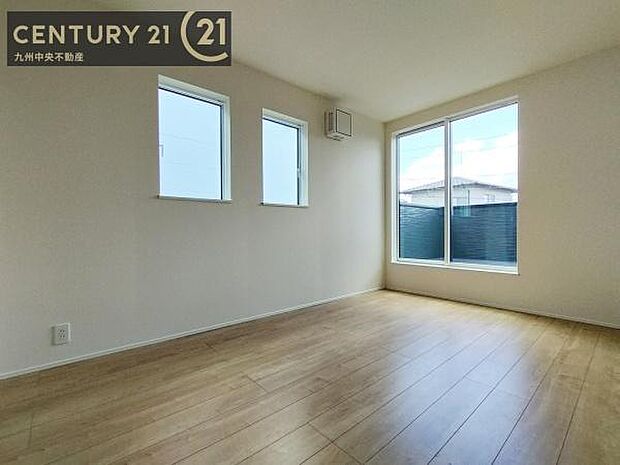 【洋室】開放的なバルコニーに面したお部屋。採光良好な快適空間です。