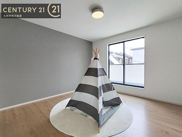 【洋室】開放的なバルコニーに面したお部屋。採光良好な快適空間です。