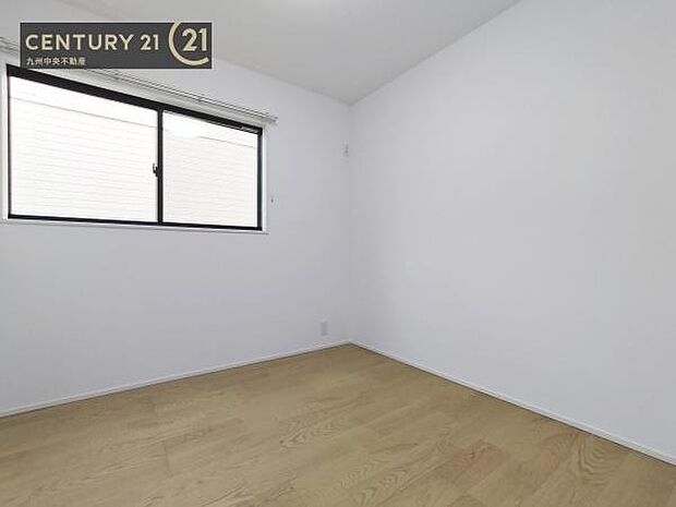 【子供部屋】学習机やベッドの配置がしやすい空間です。