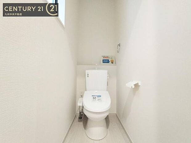 【トイレ】汚れてもサッとひと拭きでお手入れ簡単、エコ仕様の温水洗浄便座付きのトイレです。バリアフリーにも配慮しています。