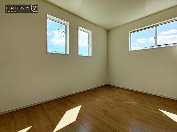 【洋室】2面採光を確保したお部屋。爽やかな風を感じて起きる朝は、快適生活の始まりに。