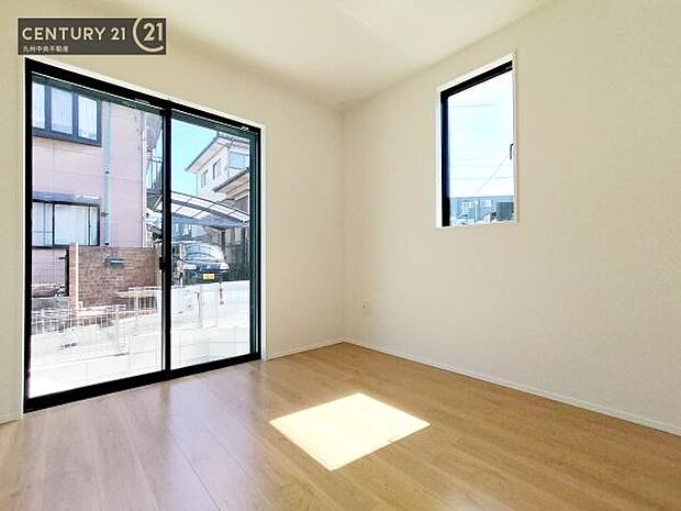 【洋室】2面採光を確保したお部屋。爽やかな風を感じて起きる朝は、快適生活の始まりに。