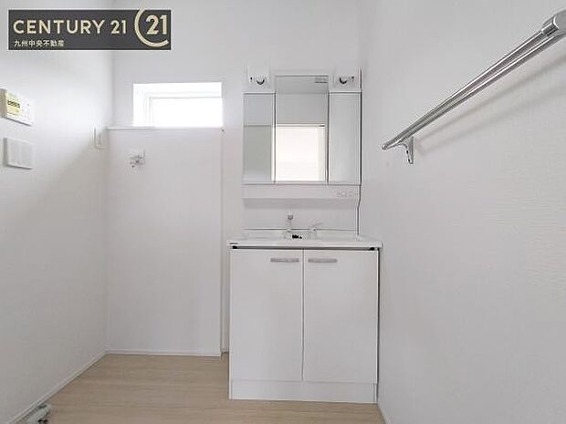 【洗面所】広々とした洗面スペースで朝時間も快適に。鏡の両サイドは、必要なものを取り出しやすく、大きな鏡面で朝の準備もスムーズに。