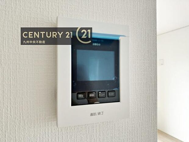 【TVモニターホン】TVモニターホン付きの玄関は、訪問者の顔を見て、応答することができます。センサーライトで、夜の帰宅も明るく照らしてくれます。