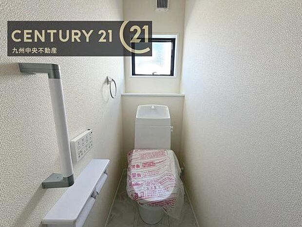 【トイレ】汚れてもサッとひと拭きでお手入れ簡単、エコ仕様の温水洗浄便座付きのトイレです。バリアフリーにも配慮しています。