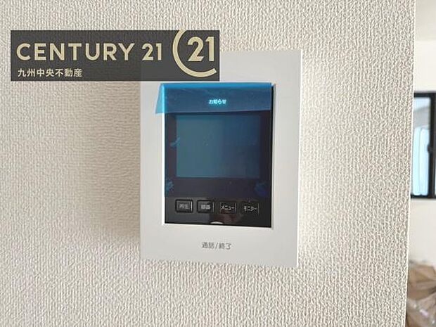 【ＴＶモニターホン】TVモニターホン付きの玄関は、訪問者の顔を見て、応答することができます。センサーライトで、夜の帰宅も明るく照らしてくれます。