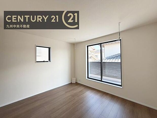 【洋室】2面採光を確保したお部屋。爽やかな風を感じて起きる朝は、快適生活の始まりに。