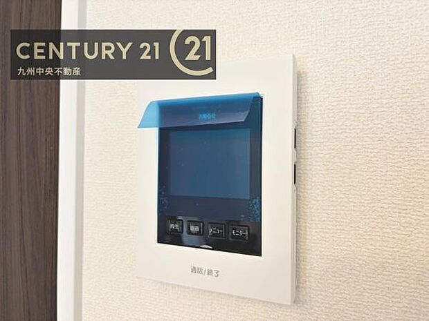【ＴＶモニターホン】TVモニターホン付きの玄関は、訪問者の顔を見て、応答することができます。センサーライトで、夜の帰宅も明るく照らしてくれます。