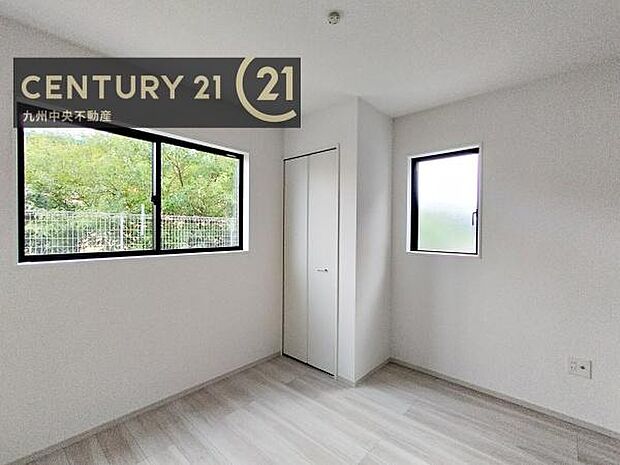 【洋室】2面採光を確保したお部屋。爽やかな風を感じて起きる朝は、快適生活の始まりに。