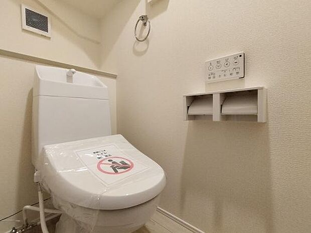 【トイレ】汚れてもサッとひと拭きでお手入れ簡単、エコ仕様の温水洗浄便座付きのトイレです。バリアフリーにも配慮しています。