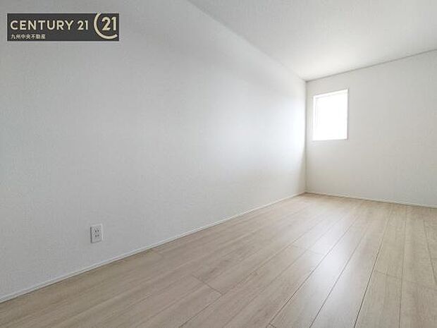 【洋室】2面採光を確保したお部屋。爽やかな風を感じて起きる朝は、快適生活の始まりに。