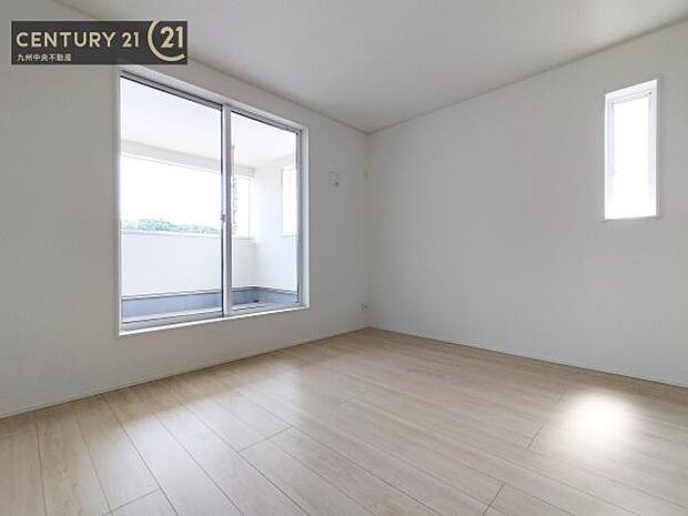 【洋室】開放的なバルコニーに面したお部屋。採光良好な快適空間です。