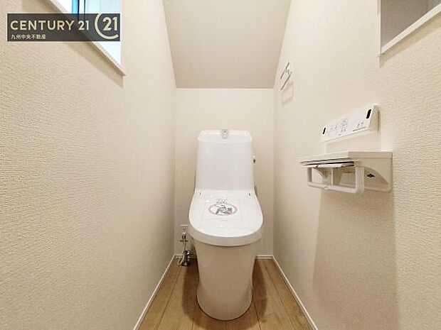 【トイレ】汚れてもサッとひと拭きでお手入れ簡単、エコ仕様の温水洗浄便座付きのトイレです。バリアフリーにも配慮しています。