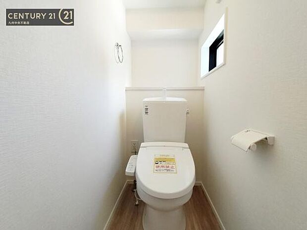 【トイレ】汚れてもサッとひと拭きでお手入れ簡単、エコ仕様の温水洗浄便座付きのトイレです。バリアフリーにも配慮しています。