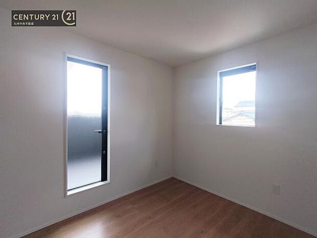 【洋室】2面採光を確保したお部屋。爽やかな風を感じて起きる朝は、快適生活の始まりに。