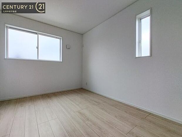 【洋室】2面採光を確保したお部屋。爽やかな風を感じて起きる朝は、快適生活の始まりに。
