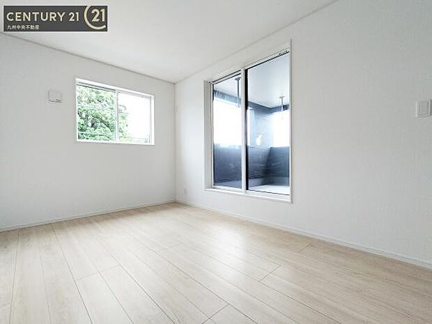 【洋室】開放的なバルコニーに面したお部屋。採光良好な快適空間です。