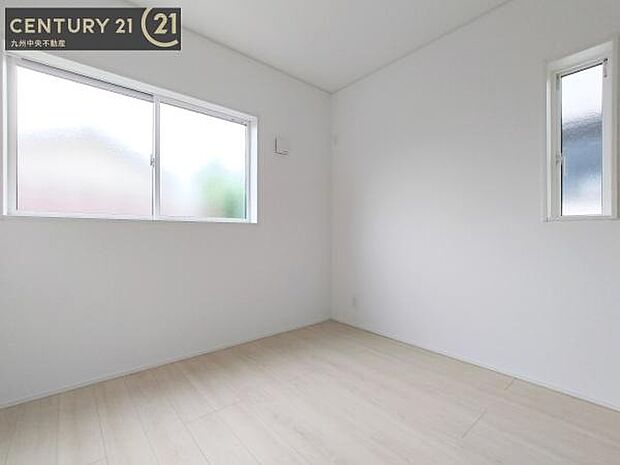 【洋室】2面採光を確保したお部屋。爽やかな風を感じて起きる朝は、快適生活の始まりに。