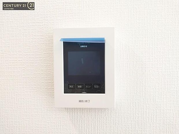 【TVモニターホン】TVモニターホン付きの玄関は、訪問者の顔を見て、応答することができます。センサーライトで、夜の帰宅も明るく照らしてくれます。