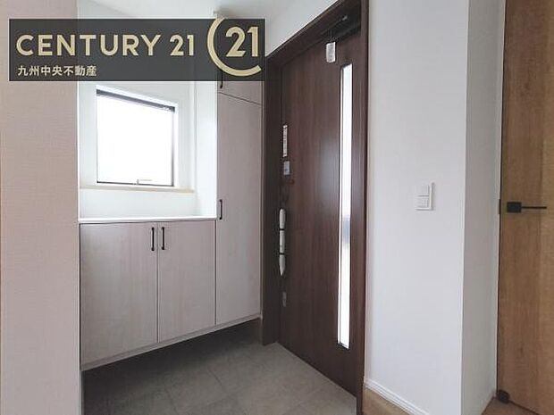 【玄関】玄関をスッキリに見せるために、シューズボックスを設置しました。オシャレは足元から。